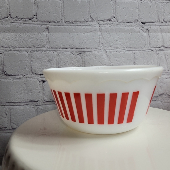 Hazel Atlas 1950s Red Candy Stripe Serving Mixing Bowl with Scalloped Edge - Picture 6 of 9